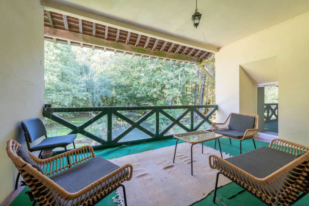 Terrasse étage au dessus de la rivière