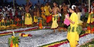 homme marche sur feu tenue traditionelle