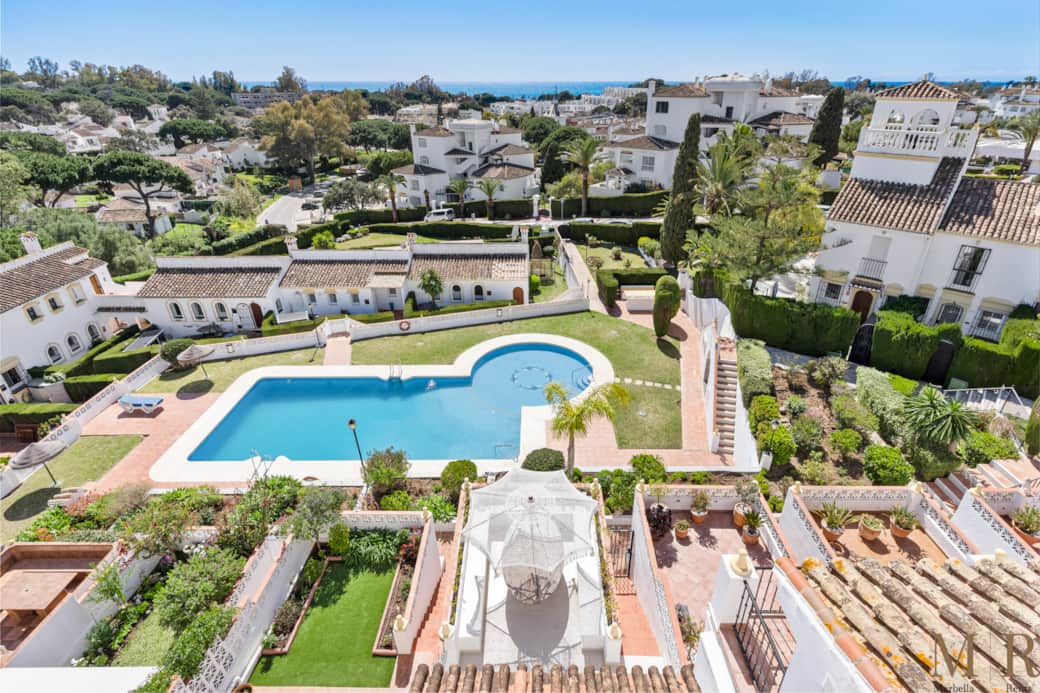 Direct access to communal pool.