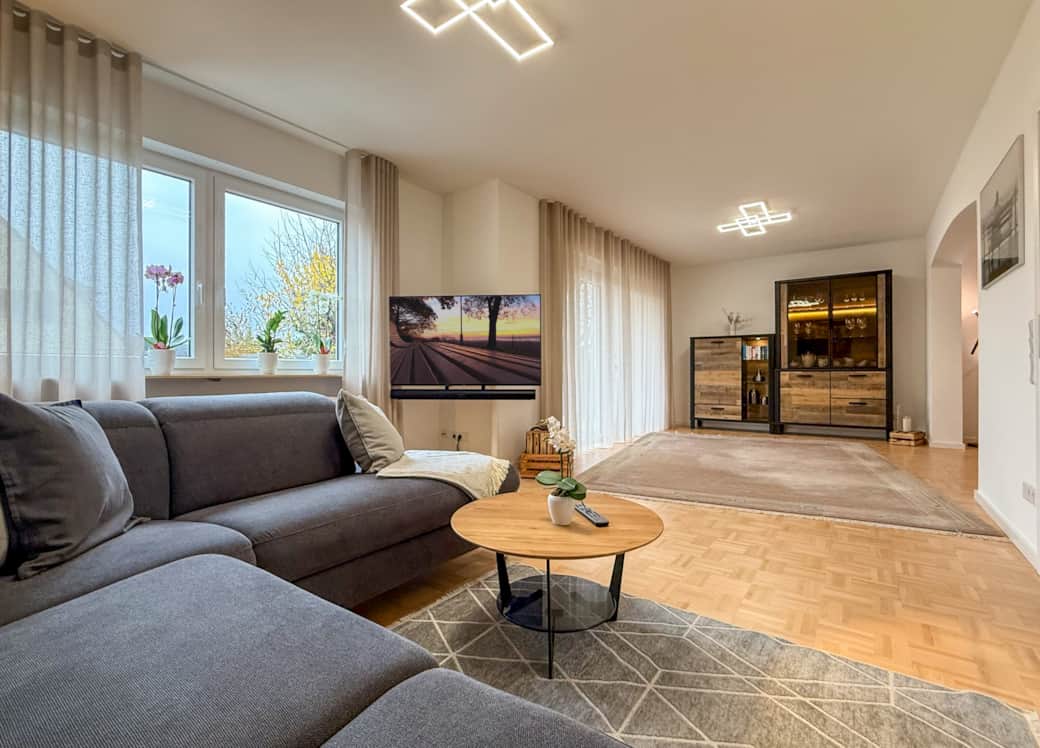 Bequeme Wohnlandschaft mit motorischer Relaxfunktion - Sony Smart-TV, Sonos Soundbar, Netflix