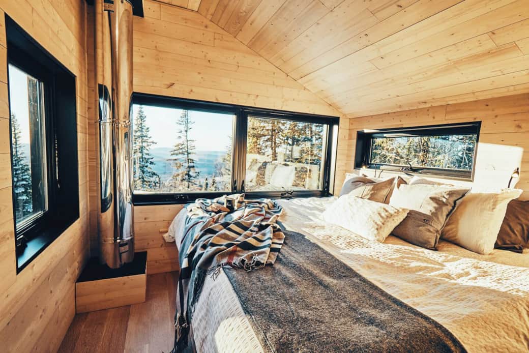 La chambre principale avec lit king et vue sur les montagnes