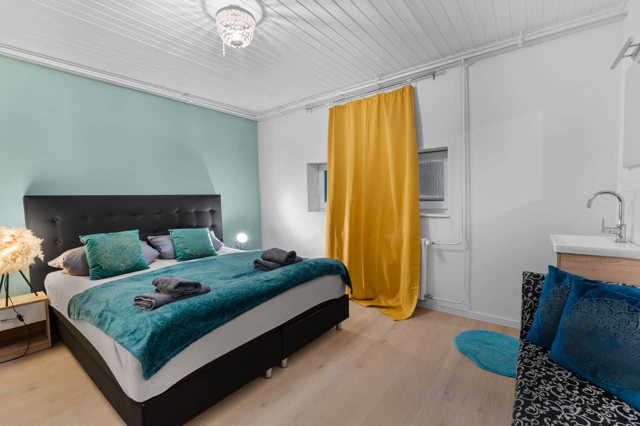blaues Schlafzimmer mit Doppelbett Erdgeschoss