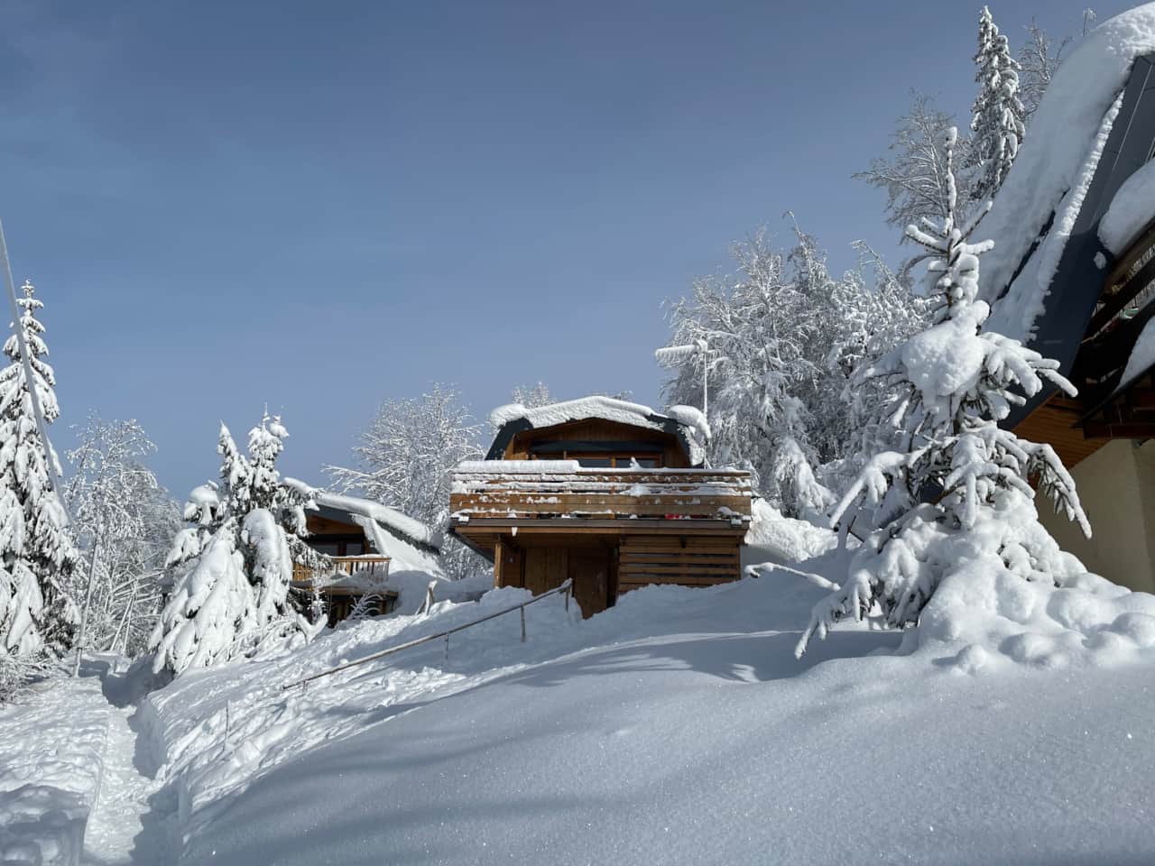 Vue générale de ce chalet aux Jouvencelles depuis sentier