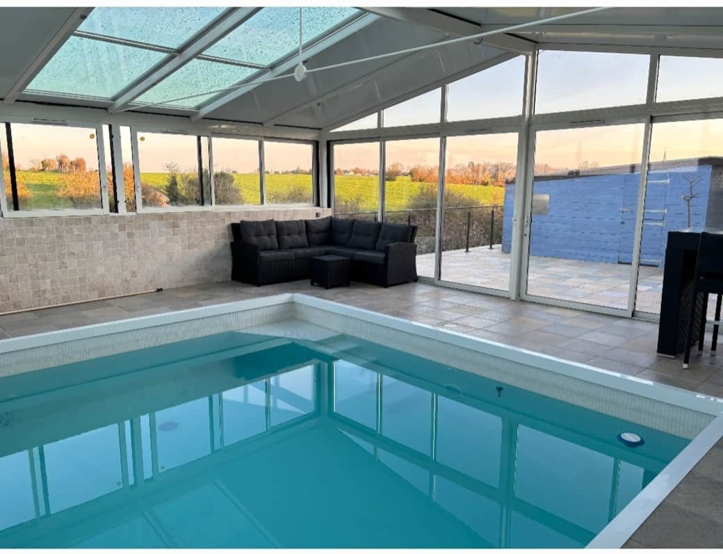 Piscine intérieure chauffée toute l'année 
Entre 27 et 29° l'hiver 
Espace sécurisé pour les enfants 
Accessible depuis la salle de bains