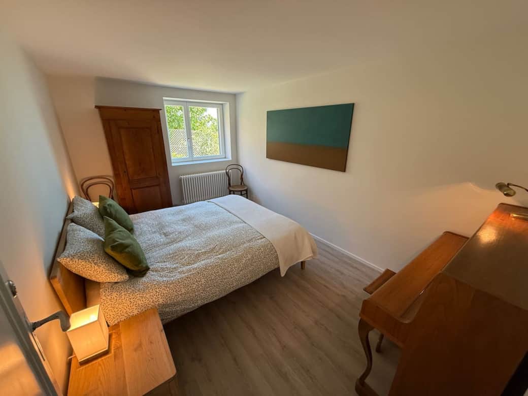 Chambre côté nord équipée d’un lit 160x200 cm, d’un piano, et offrant l’espace nécessaire pour installer un lit bébé (fourni gratuitement sur demande) Chambre côté nord équipée d’un lit 160x200 cm, d’un piano, et offrant l’espace nécessaire pour installer un lit bébé (fourni gratuitement sur demande)