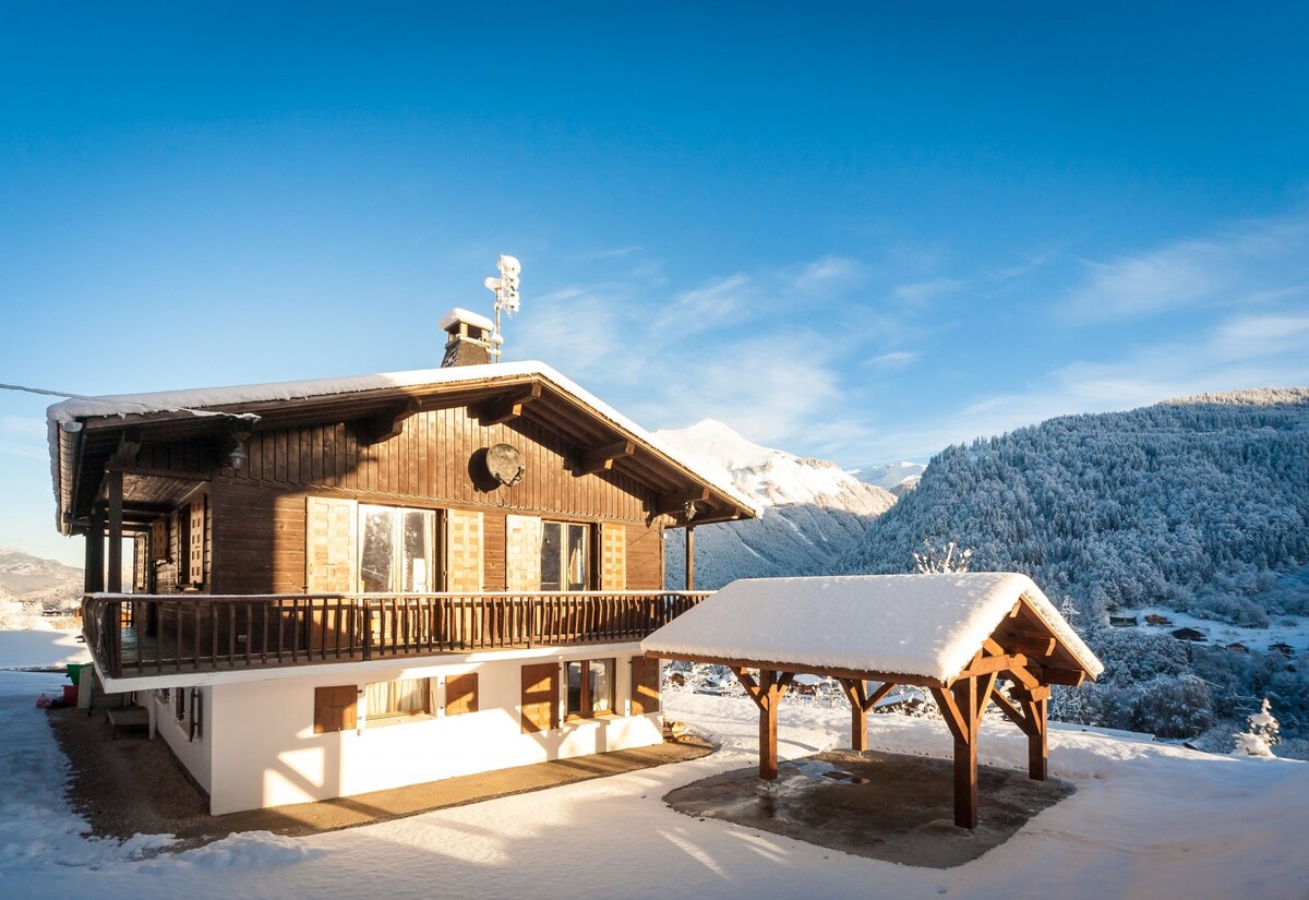 Le chalet sous la neige, un matin de plein soleil