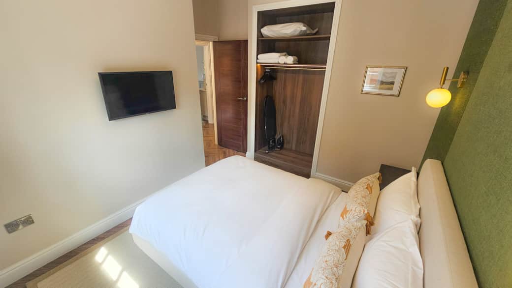 Main Bedroom with TV & Wardobe