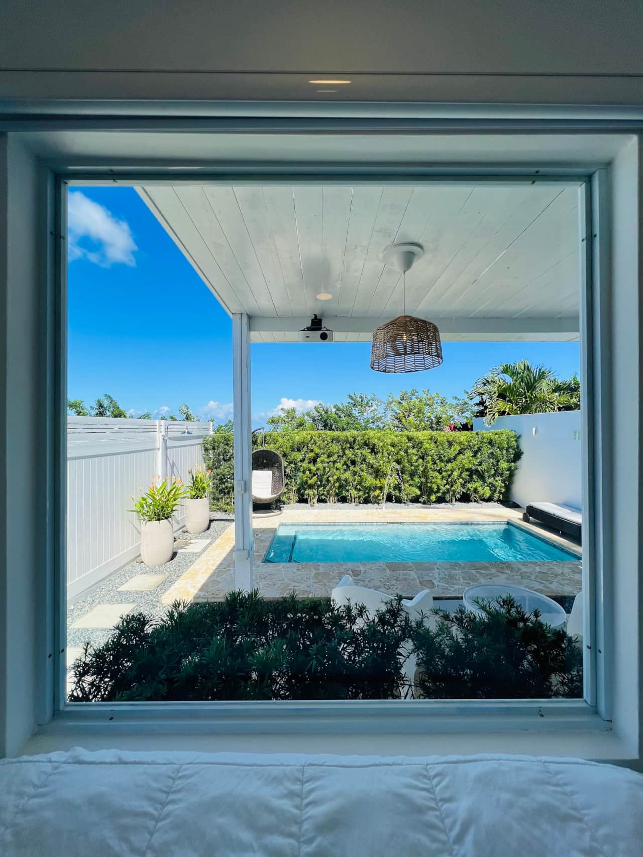 Piscina, vista desde la cama.