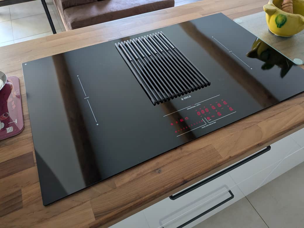 Cuisine plaque cuisson avec hotte intégrée