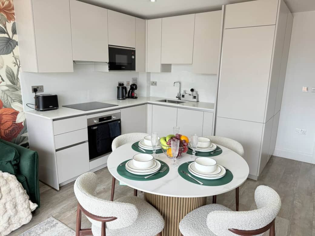 The dining area sits within the open-plan space, designed for stylish London living. A modern table with seating for six creates the perfect setting for family meals, relaxed breakfasts or cosy dinners with friends after a day exploring the city. The dining area sits within the open-plan space, designed for stylish London living. A modern table with seating for six creates the perfect setting for family meals, relaxed breakfasts or cosy dinners with friends after a day exploring the city.