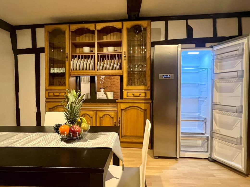 Experience your inner chef in this stunning and fully-equipped kitchen. Book your stay now with Top Stay Hosts serviced accommodation for short or long stays.