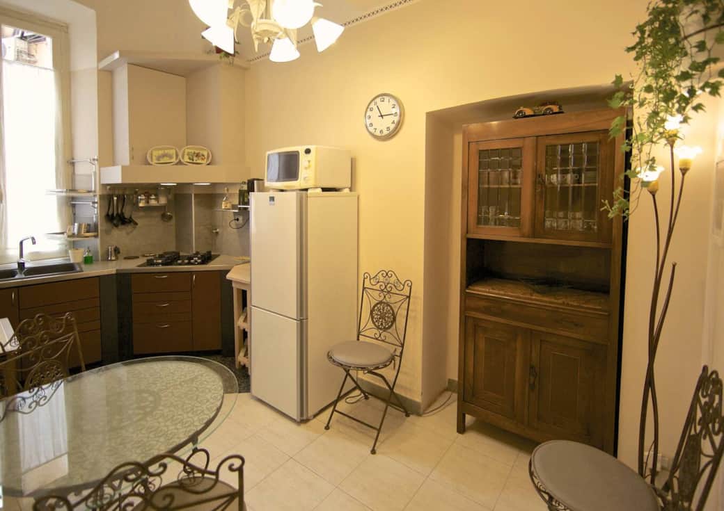 Ampia cucina, con tavolo per la prima colazione. Un ambiente dove iniziare le giornate in allegria e dove preparare i pasti!
(Disegnata e realizzata da Marco). Ampia cucina, con tavolo per la prima colazione. Un ambiente dove iniziare le giornate in allegria e dove preparare i pasti!
(Disegnata e realizzata da Marco).