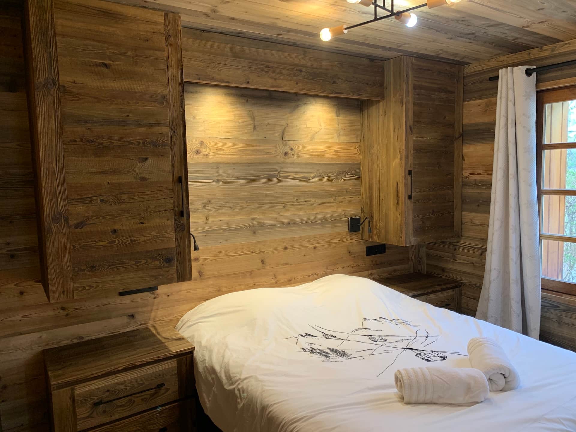 Chambre Grand Aréa lit queen size, boiseries vieillies artisanales, Chalet Mont Milo, Serre Chevalier Vallée