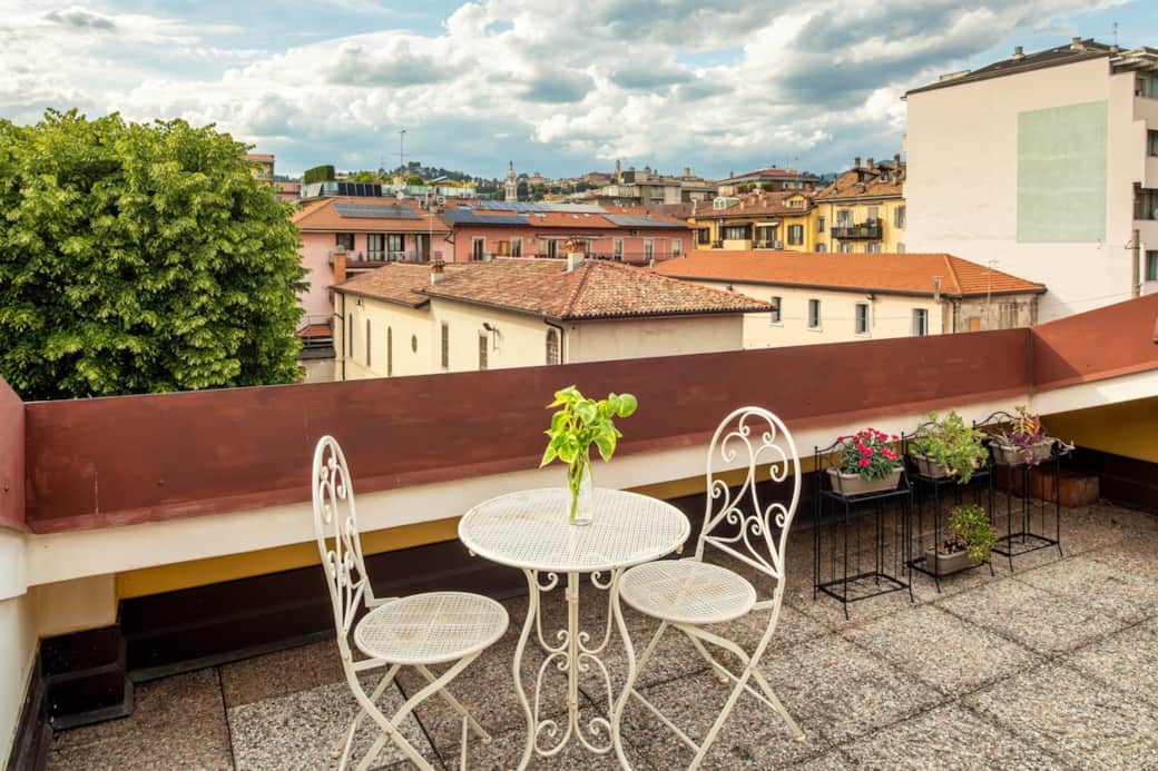 Il pezzo forte della casa: una terrazza privata con una vista mozzafiato sullo skyline di Città Alta. Il tavolino con le due sedie è l'angolo perfetto per una colazione al sole o un aperitivo indimenticabile ammirando il tramonto sulle mura venete.
