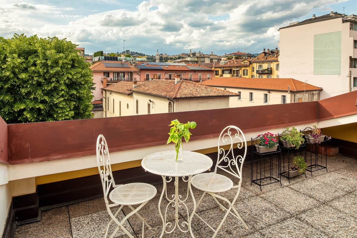 Il pezzo forte della casa: una terrazza privata con una vista mozzafiato sullo skyline di Città Alta. Il tavolino con le due sedie è l'angolo perfetto per una colazione al sole o un aperitivo indimenticabile ammirando il tramonto sulle mura venete.