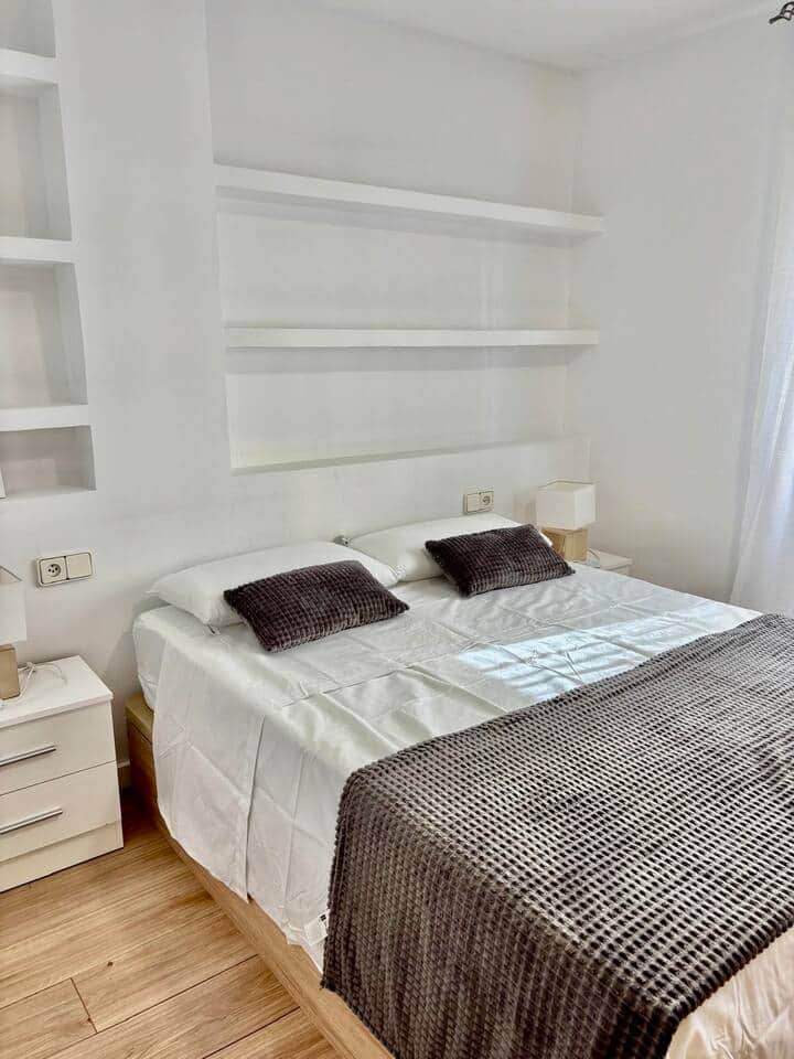 Habitación con cama de matrimonio, incluye somier con canapé abatible, ideal para un extra de espacio.