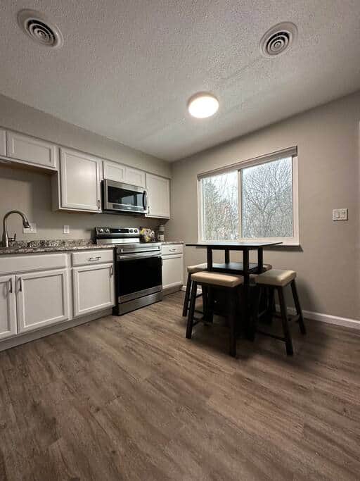 Yale's Cozy Corner Unit 6 Apartment in Yale