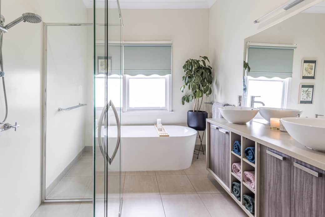 Bathroom (incl toilet) - Harper's Cottage Castlemaine