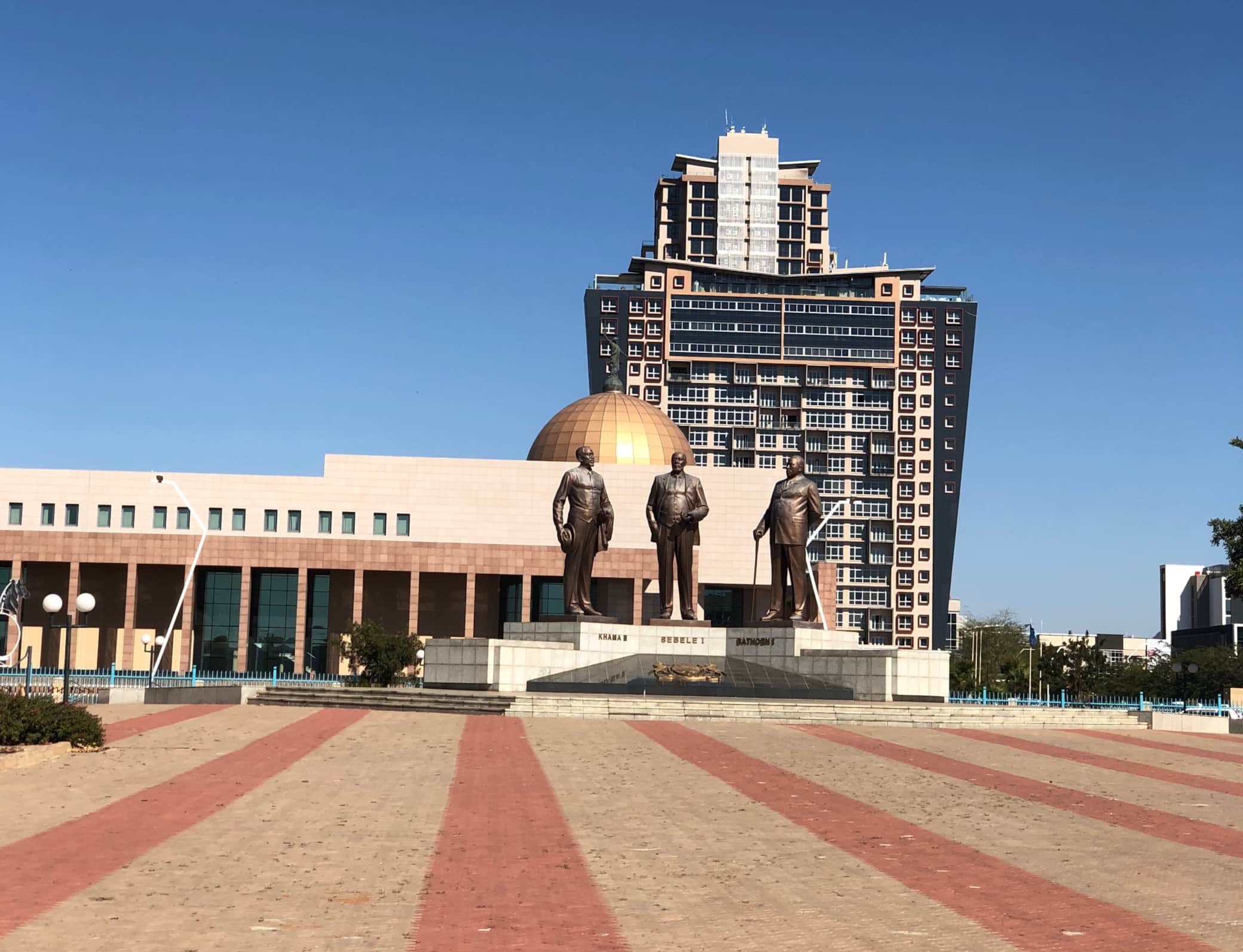 https://l.icdbcdn.com/oh/7dcc99be-ecf6-4d0c-ae9b-e034ed3a56c8.jpg?w=2080-14