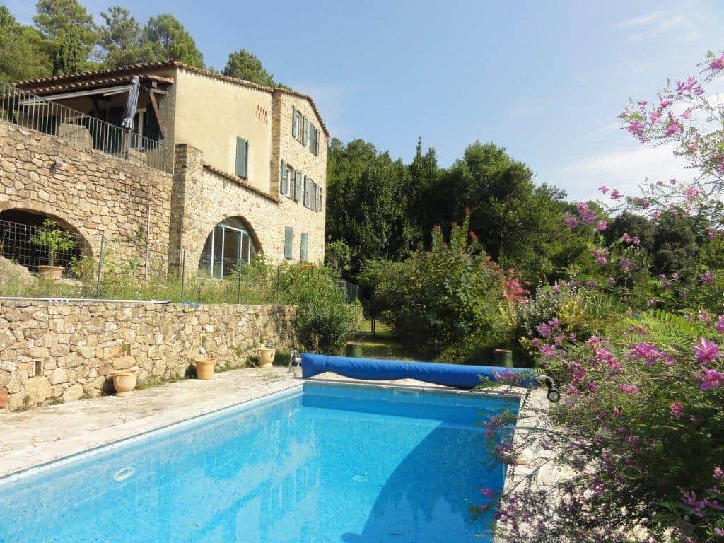 Vue de la piscine et de la maison principale