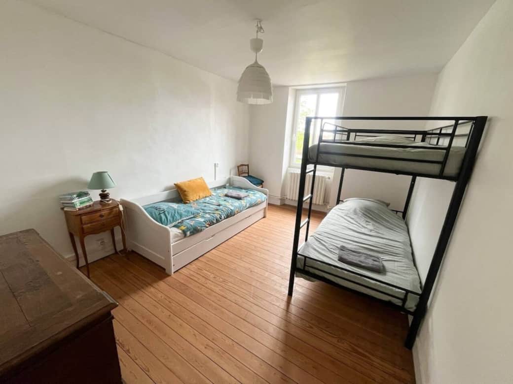 Chambres avec un lit superposé, un lit gigogne