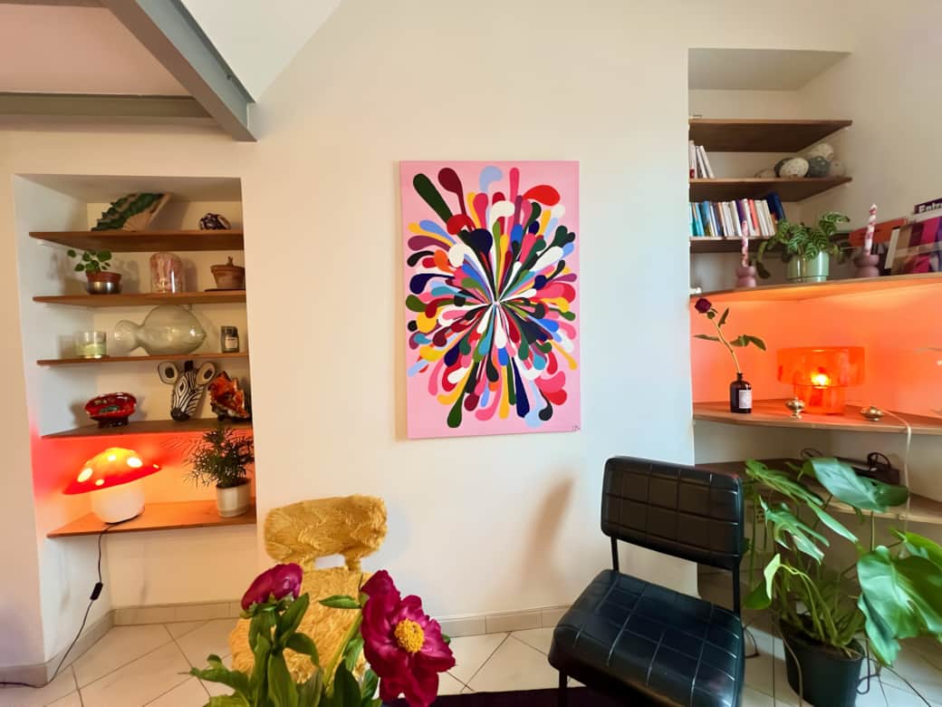 Air-conditioned artistic lounge with unique view of Parisian rooftops and direct access to the private balcony ✨