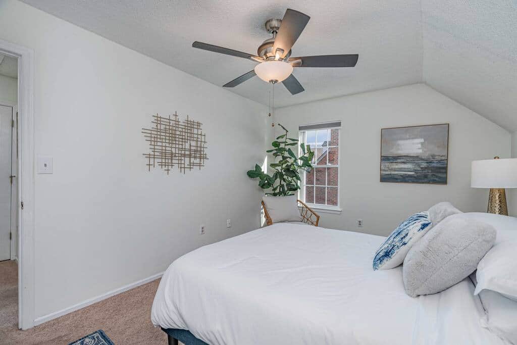 Queen bedroom Queen bedroom