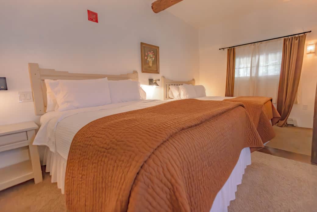 2 queen beds. 2 queen beds.