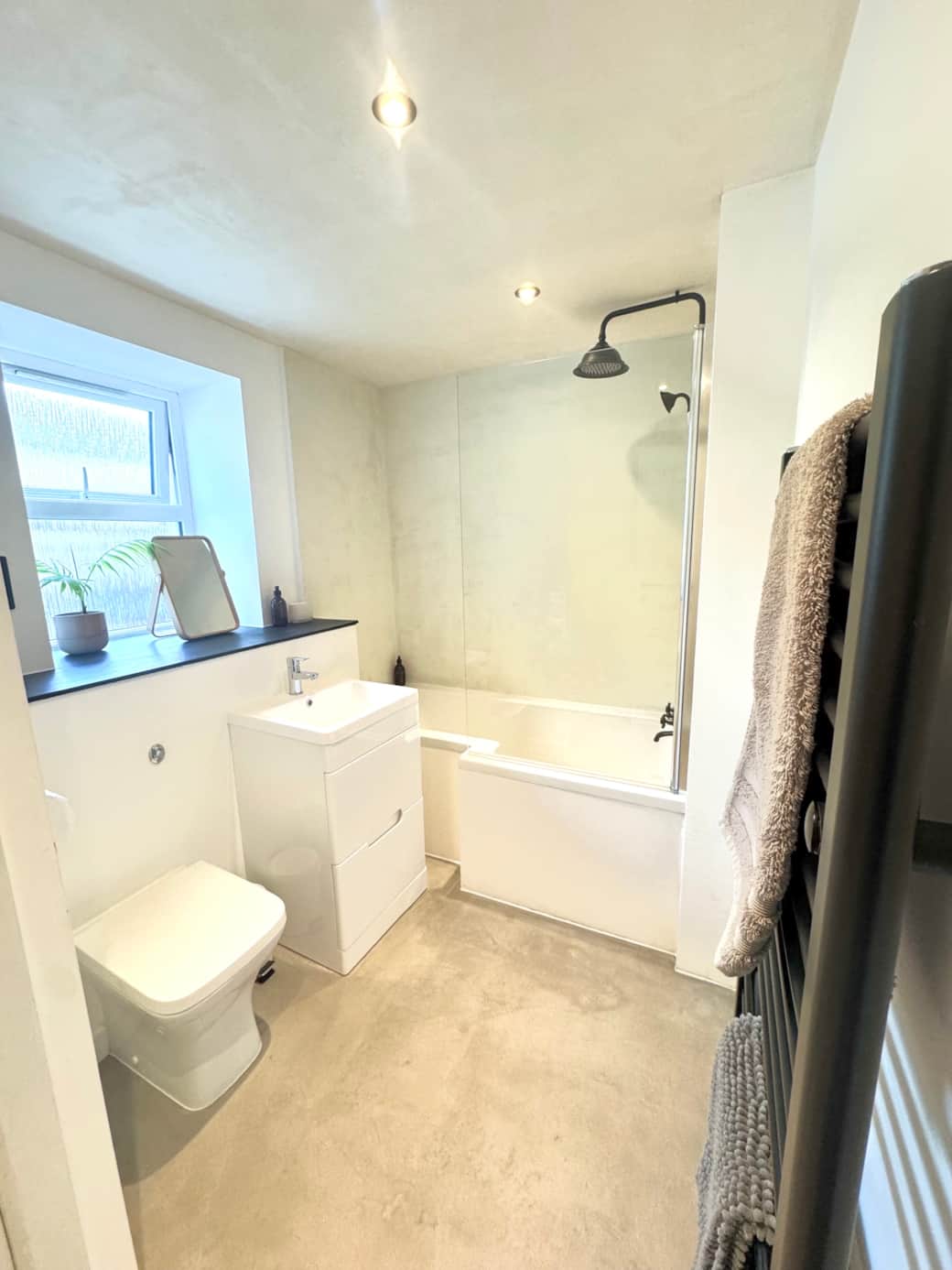 Deep bath with rainfall shower Deep bath with rainfall shower