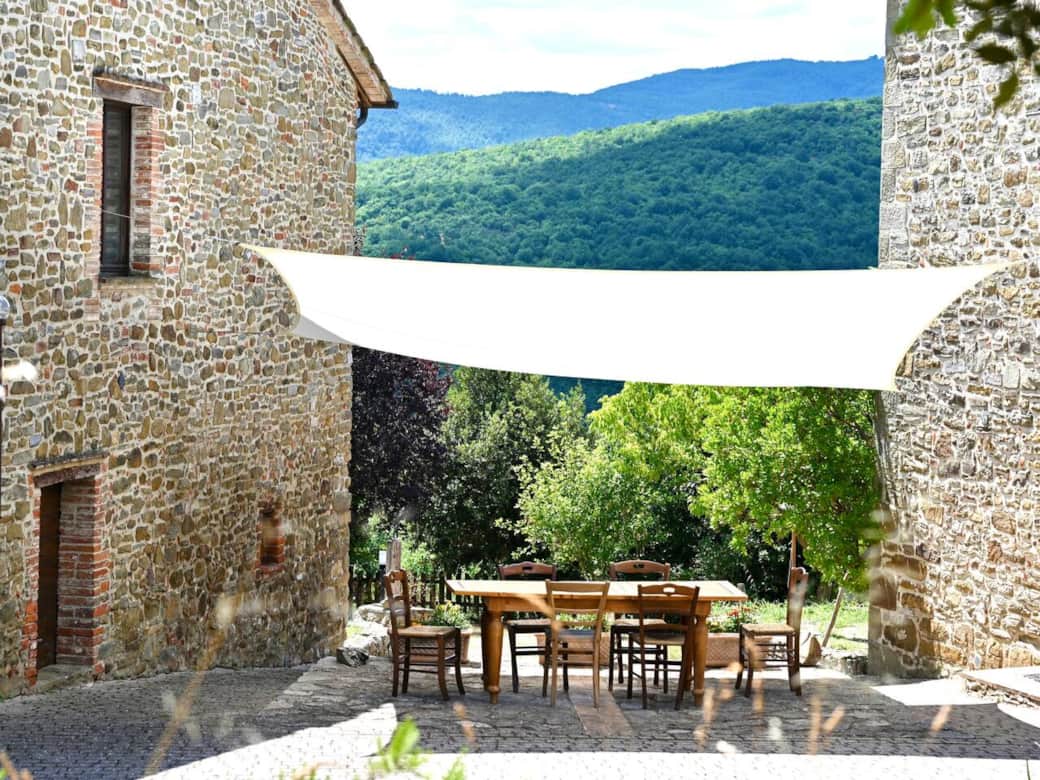 Esstisch auf einer der Terrassen