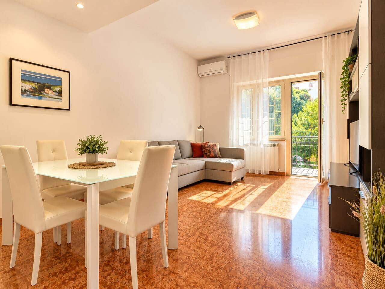 Zona pranzo luminosa e adiacente al soggiorno, con tavolo e sedute per condividere pasti e momenti insieme.
