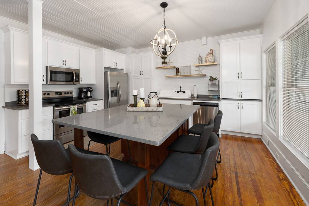 Great gathering area for meals, games or chit chats!