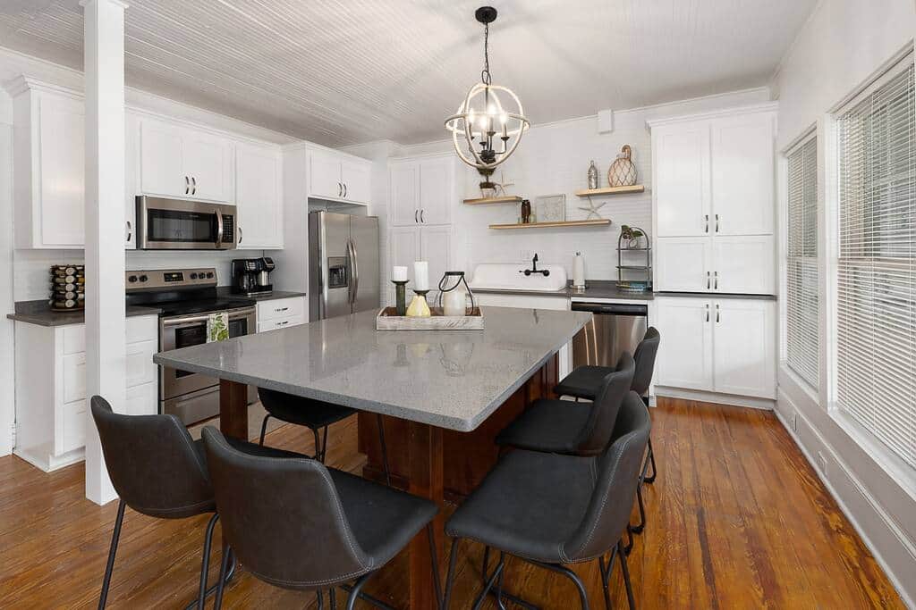 Great gathering area for meals, games or chit chats!