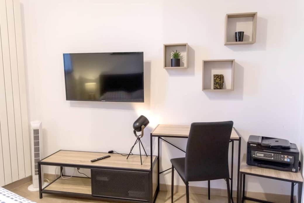 Le coin bureau - multimédia réunit dans un même espace une Smart TV HD 40' avec Netflix, un espace pour votre ordinateur, vous n'aurez aucune raison de vous ennuyer s'il pleut ! Le coin bureau - multimédia réunit dans un même espace une Smart TV HD 40' avec Netflix, un espace pour votre ordinateur, vous n'aurez aucune raison de vous ennuyer s'il pleut !