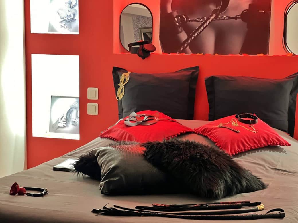 Un lit spacieux décoré de coussins et accessoires rouges, parfait pour une ambiance passionnée. Les détails raffinés ajoutent une touche de luxe et d’élégance. Un lit spacieux décoré de coussins et accessoires rouges, parfait pour une ambiance passionnée. Les détails raffinés ajoutent une touche de luxe et d’élégance.