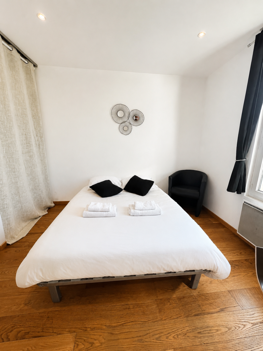 Espace nuit avec lit double, logement meublé à Fontenay-sous-Bois Espace nuit avec lit double, logement meublé à Fontenay-sous-Bois