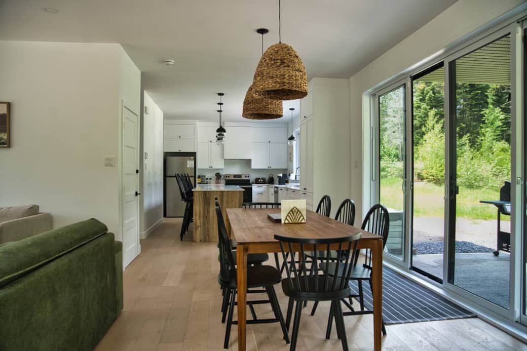 Salon, cuisine et salle à manger à aire ouverte, très lumineux.
