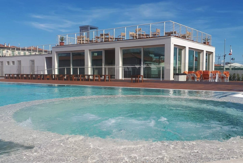 Stabilimento balneare Bagno Italia a Marina di Pietrasanta: ombrelloni, lettini e ristorante fronte mare Tirreno