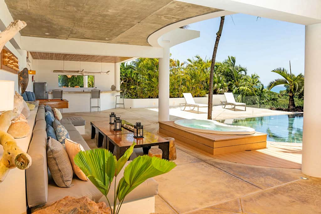 Pool deck, bar & jacuzzi