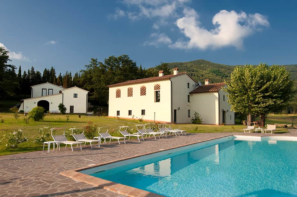 esterno con piscina