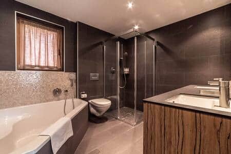 Ensuite bathroom to master bedroom