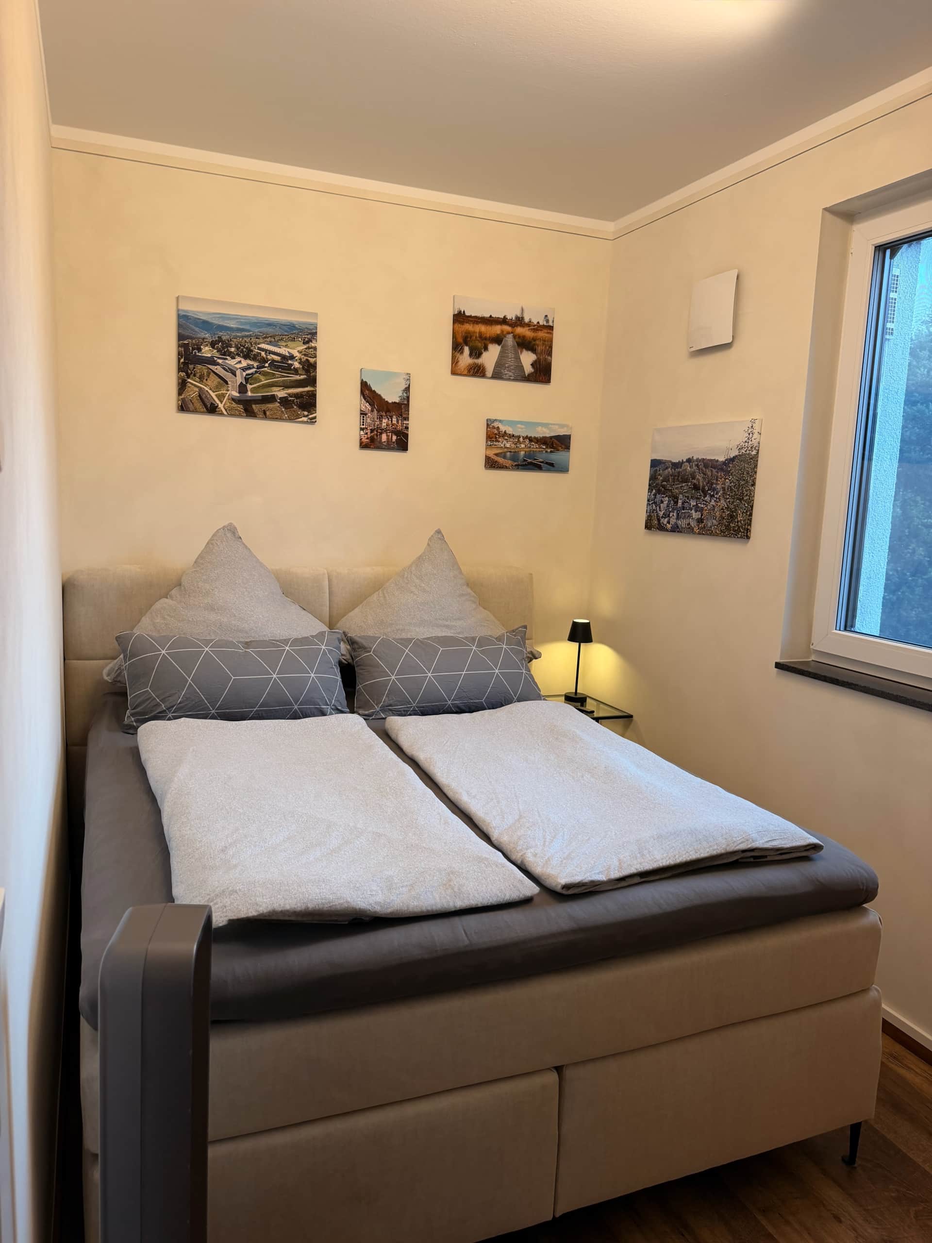 Zweites Schlafzimmer mit Queen-Size-Bett