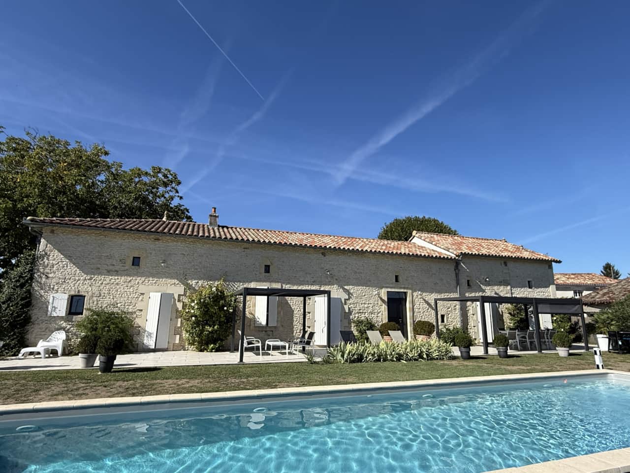 Haus und Terrasse mit bioklimatischer Pergola
