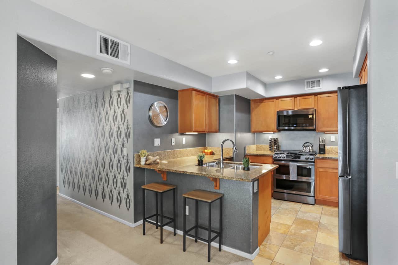 Modern Kitchen w/ Breakfast Bar