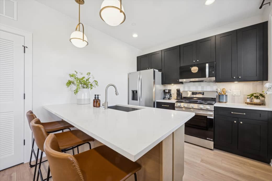 Full Kitchen including dishwasher