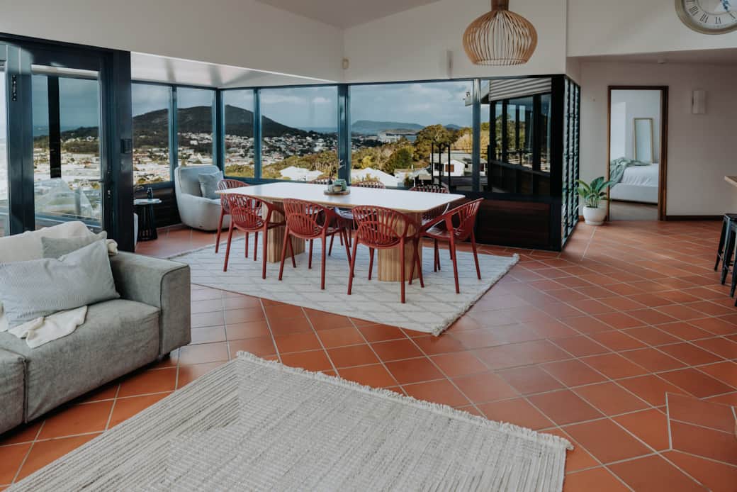 Dining/Lounge Area