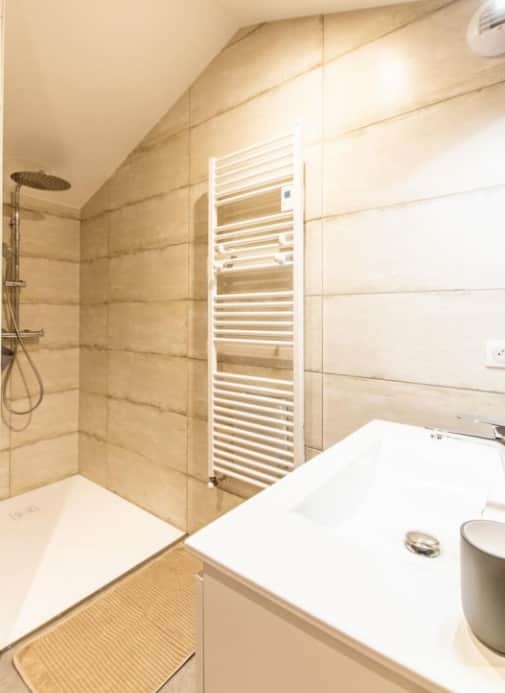 Salle de bain 1 douche Gite Les Sarmentelles Peronne 71 Sud Bourgogne Salle de bain 1 douche Gite Les Sarmentelles Peronne 71 Sud Bourgogne