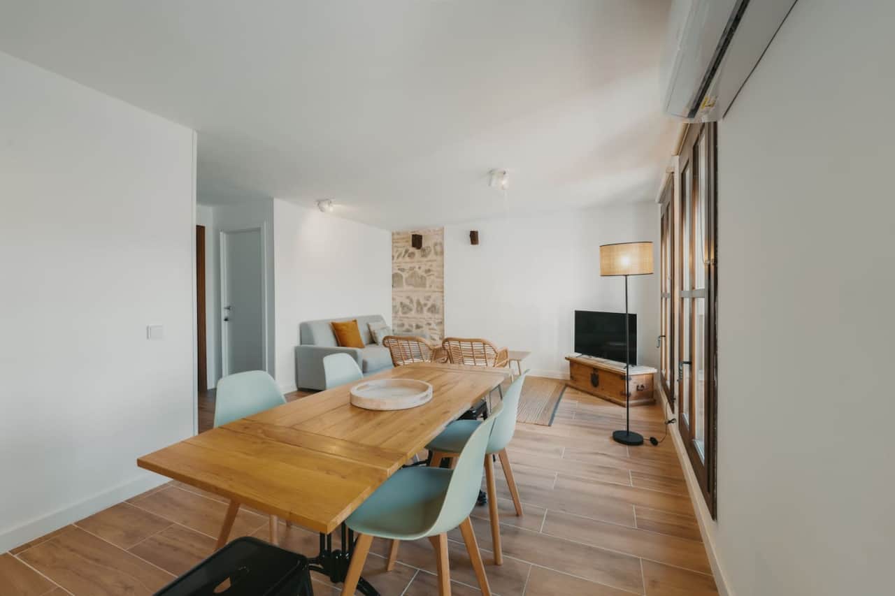Comedor para 6 con mesa de madera y TV