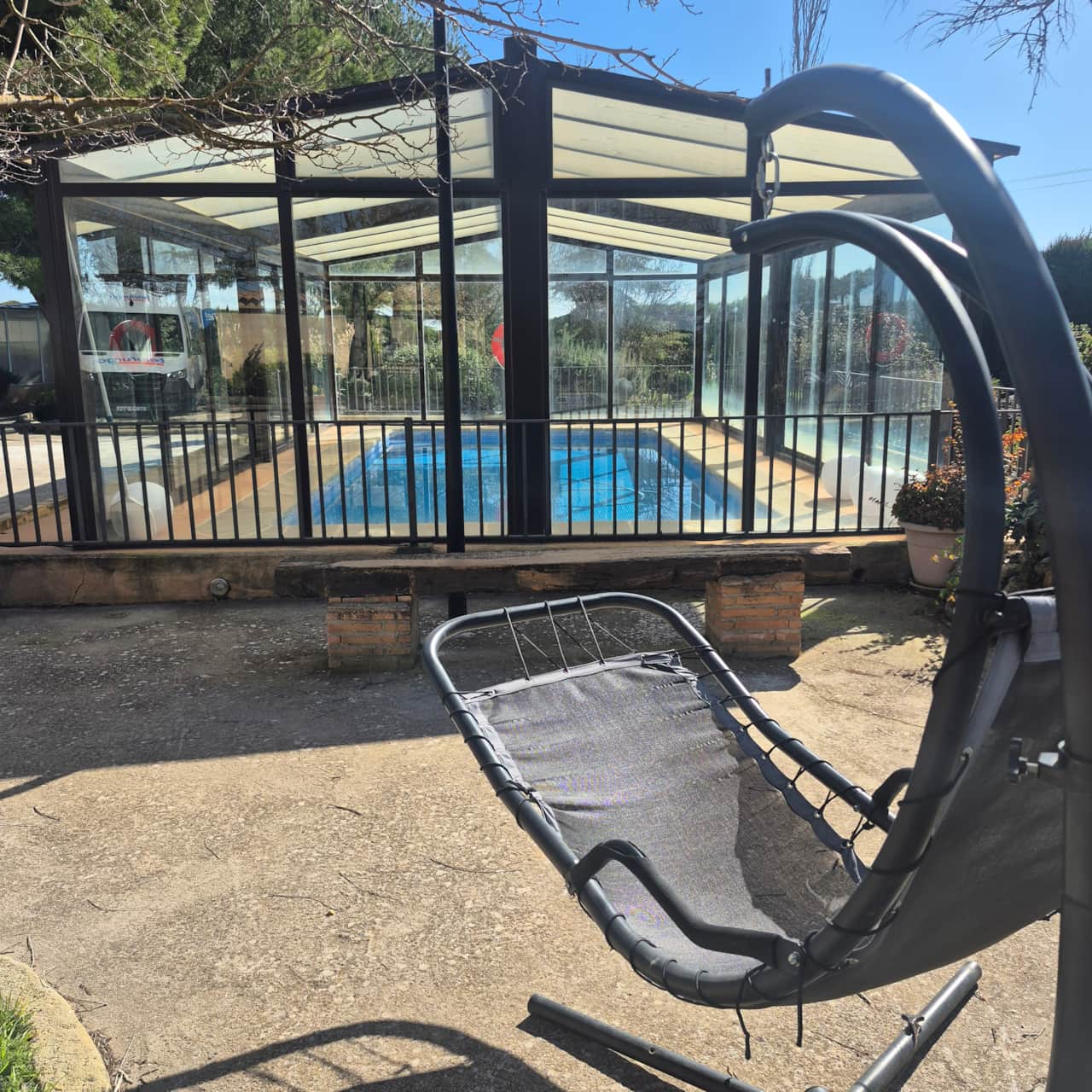 Jardín con vistas a la piscina