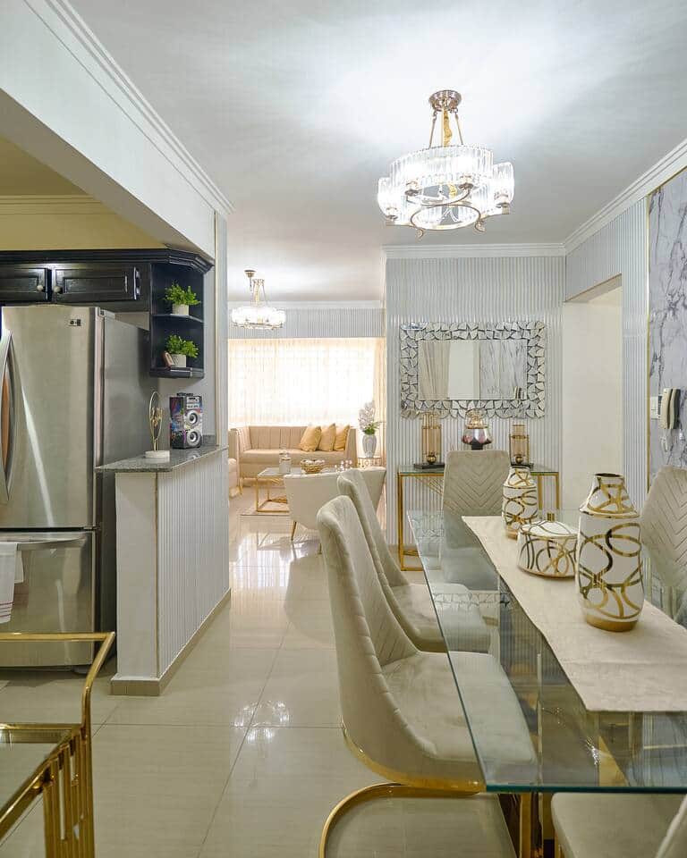 Un ambiente sofisticado y armonioso, con detalles dorados y luz suave que realzan la calidez del espacio. Ideal para disfrutar comidas tranquilas y momentos agradables.